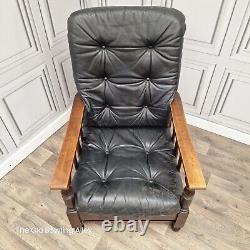 Chaise vintage en bois de milieu de siècle avec accoudoirs en cuir / vinyle rétro scandinave MCM danois