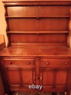 Commode en orme massif ERCOL gallois avec 2 tiroirs, 2 placards, 3 étagères et serrure en bois