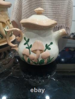 Ensemble de 13 pièces de théière Carousel en champignon crème géant d'Arnel