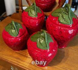 Ensemble de 4 bocaux à biscuits en céramique fraise avec couvercles en feuille 1969