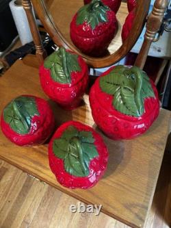 Ensemble de 4 bocaux à biscuits en céramique fraise avec couvercles en feuille 1969