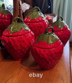 Ensemble de 4 bocaux à biscuits en céramique fraise avec couvercles en feuille 1969