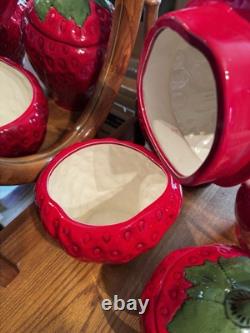 Ensemble de 4 bocaux à biscuits en céramique fraise avec couvercles en feuille 1969