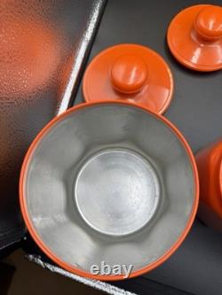 Ensemble de 4 canisters en aluminium Kromex fleurs décor rétro des années 1970 orange