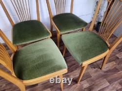 Ensemble de 4 chaises de salle à manger vintage scandinaves en hêtre et velours vert MCM