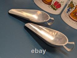 Ensemble de bocaux de cuisine peints Ransburg des années 70 avec boutons et cuillères blancs en métal étamé (G)