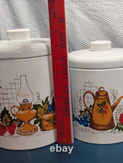 Ensemble de bocaux de cuisine peints Ransburg des années 70 avec boutons et cuillères blancs en métal étamé (G)