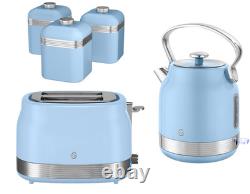 Ensemble de bouilloire à sifflet bleu Swan Retro Revive, grille-pain à 2 tranches et bocaux de cuisine.