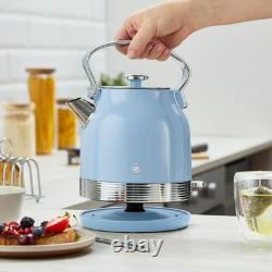 Ensemble de bouilloire à sifflet bleu Swan Retro Revive, grille-pain à 2 tranches et bocaux de cuisine.