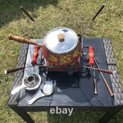 Ensemble de fondue vintage en émail rare, rouge floral, peint à la main avec brûleur et fourchettes