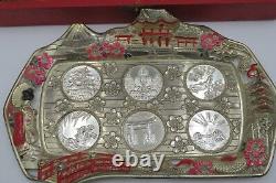 Ensemble de saké oriental vintage avec plateau, verres cobalt bleu dans des tasses en argent