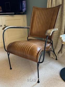 Fauteuil en cuir marron vintage rétro moderne de designer avec caractéristique d'accent occasionnel