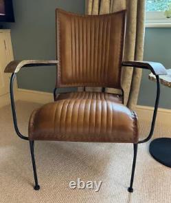 Fauteuil en cuir marron vintage rétro moderne de designer avec caractéristique d'accent occasionnel