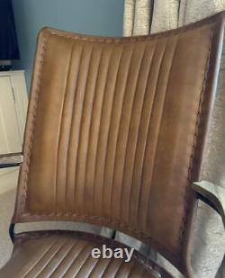 Fauteuil en cuir marron vintage rétro moderne de designer avec caractéristique d'accent occasionnel