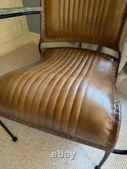 Fauteuil en cuir marron vintage rétro moderne de designer avec caractéristique d'accent occasionnel