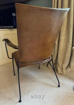 Fauteuil en cuir marron vintage rétro moderne de designer avec caractéristique d'accent occasionnel