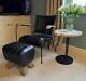 Fauteuil En Cuir Noir Vintage Rétro Moderne De Designer Avec Accoudoirs Accentués Occasionnels