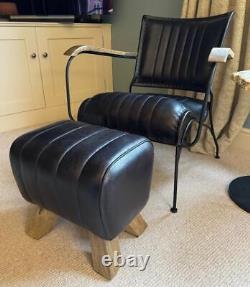Fauteuil en cuir noir vintage rétro moderne de designer avec accoudoirs accentués occasionnels