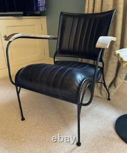 Fauteuil en cuir noir vintage rétro moderne de designer avec accoudoirs accentués occasionnels