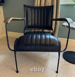 Fauteuil en cuir noir vintage rétro moderne de designer avec accoudoirs accentués occasionnels