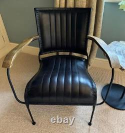 Fauteuil en cuir noir vintage rétro moderne de designer avec accoudoirs accentués occasionnels