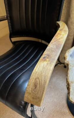 Fauteuil en cuir noir vintage rétro moderne de designer avec accoudoirs accentués occasionnels