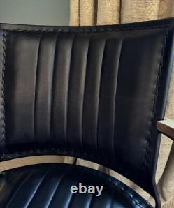 Fauteuil en cuir noir vintage rétro moderne de designer avec accoudoirs accentués occasionnels