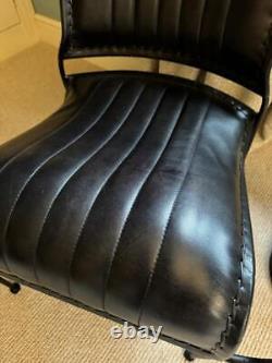 Fauteuil en cuir noir vintage rétro moderne de designer avec accoudoirs accentués occasionnels