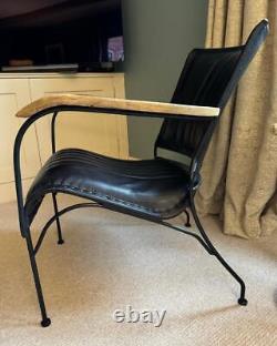Fauteuil en cuir noir vintage rétro moderne de designer avec accoudoirs accentués occasionnels