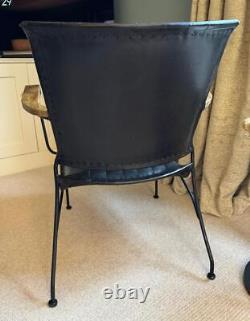 Fauteuil en cuir noir vintage rétro moderne de designer avec accoudoirs accentués occasionnels
