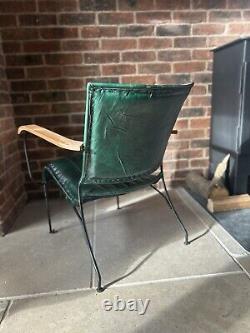 Fauteuil en cuir vert/bleu avec cadre en fer et accoudoirs en bois style vintage rétro