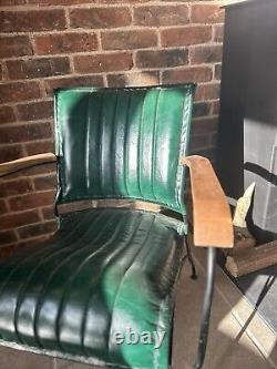 Fauteuil en cuir vert/bleu avec cadre en fer et accoudoirs en bois style vintage rétro