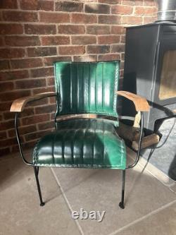 Fauteuil en cuir vert/bleu avec cadre en fer et accoudoirs en bois style vintage rétro