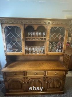 Grand buffet en chêne massif sculpté avec portes vitrées/étagères sur mesure