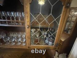 Grand buffet en chêne massif sculpté avec portes vitrées/étagères sur mesure