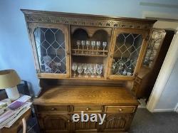 Grand buffet en chêne massif sculpté avec portes vitrées/étagères sur mesure