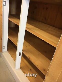 Grande commode en pin peint, armoires de cuisine + tiroirs vintage, salle d'exposition de meubles Kent