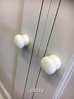 Grande commode en pin peint, armoires de cuisine + tiroirs vintage, salle d'exposition de meubles Kent