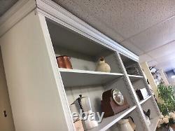 Grande commode en pin peint, armoires de cuisine + tiroirs vintage, salle d'exposition de meubles Kent