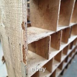 Grandes étagères d'atelier en bois massif industriel rétro vintage avec compartiments à pigeons en bois massif