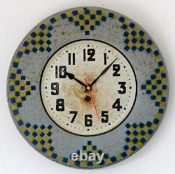 Horloge murale Japy Vintage de 33cm en métal rétro en étain français antique du milieu du siècle pour la cuisine.