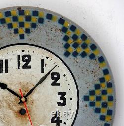 Horloge murale Japy Vintage de 33cm en métal rétro en étain français antique du milieu du siècle pour la cuisine.