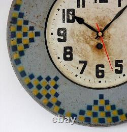 Horloge murale Japy vintage en métal de 33 cm style rétro en fer-blanc français du milieu du siècle antique pour la cuisine.