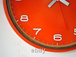 Horloge murale Metamec Vintage de 22cm, orange rétro du milieu du siècle 1970s.