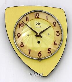 Horloge murale Odo vintage de 27cm en Formica jaune français rétro du milieu du siècle atomique