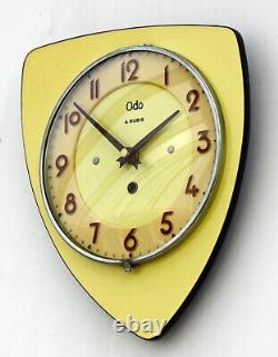 Horloge murale Odo vintage de 27cm en Formica jaune français rétro du milieu du siècle atomique