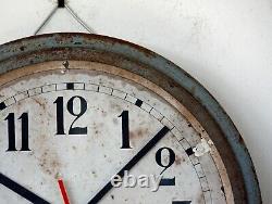 Horloge murale industrielle Vintage en métal de 30cm Style rétro du milieu du siècle dans un loft français de l'usine
