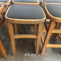 Huit tabourets de cuisine classiques vintage, milieu de siècle, recouverts de vinyle noir, rétro ancien