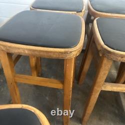 Huit tabourets de cuisine classiques vintage, milieu de siècle, recouverts de vinyle noir, rétro ancien