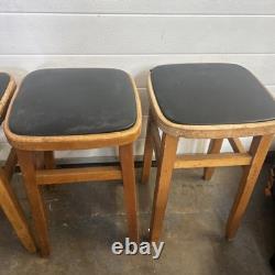 Huit tabourets de cuisine classiques vintage, milieu de siècle, recouverts de vinyle noir, rétro ancien
